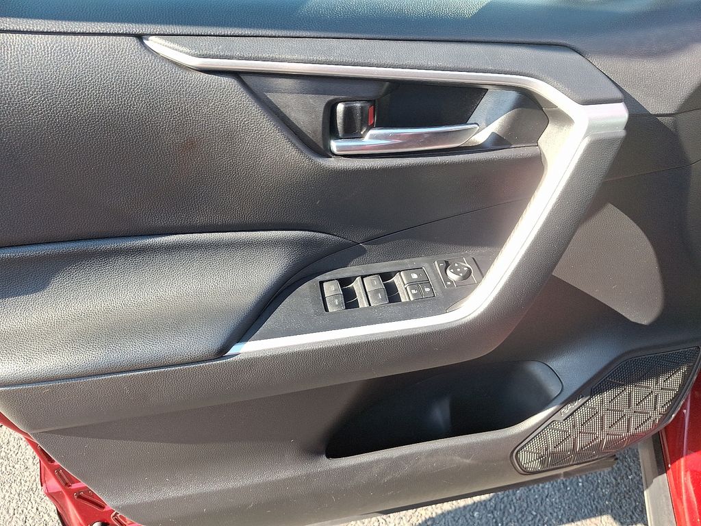 Thumbnail: 2022 Toyota RAV4 - 13