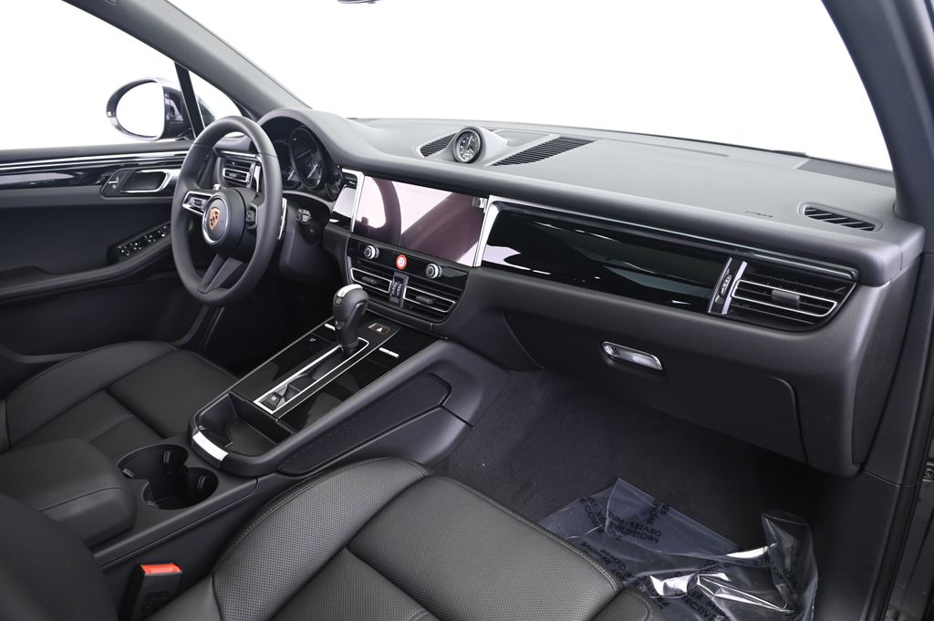 Thumbnail: 2025 Porsche Macan - 22