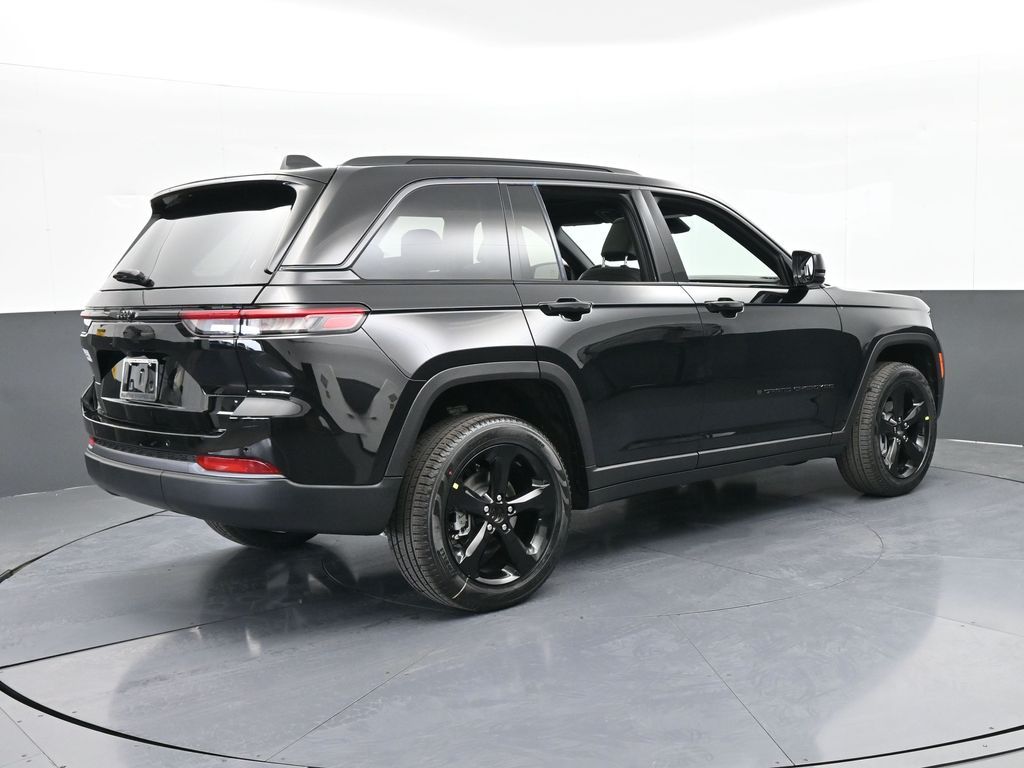 New 2026 Diamond Black Crystal Pearlcoat Jeep Limited image 6