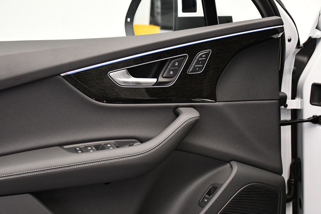 Thumbnail: 2025 Audi Q7 - 32