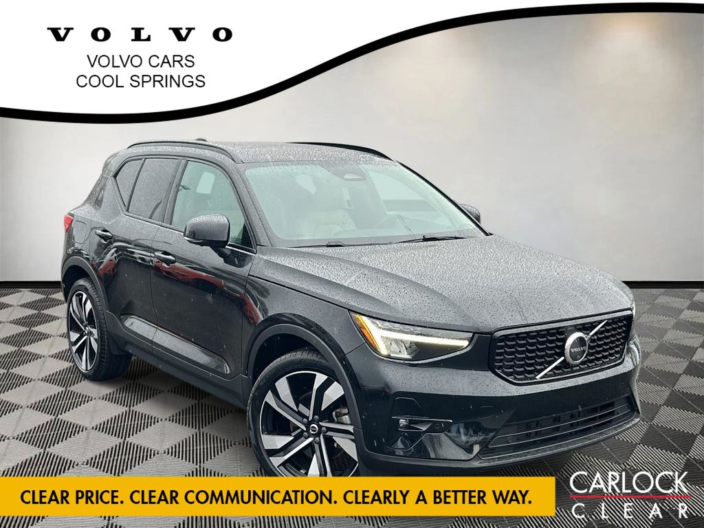 2023 Volvo XC40 B4 Plus Dark Theme FWD