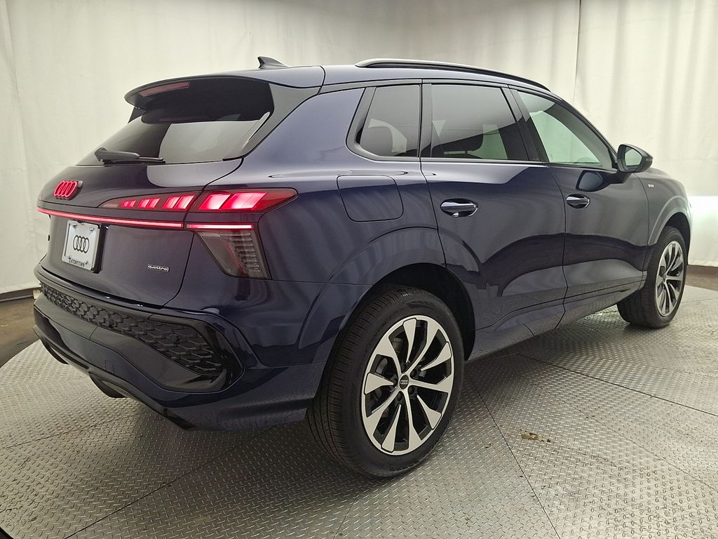 Thumbnail: 2026 Audi Q3 - 3
