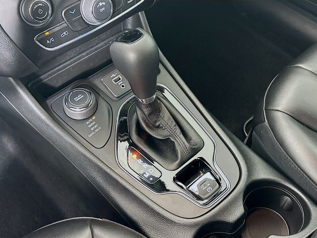 Thumbnail: 2021 Jeep Cherokee - 16