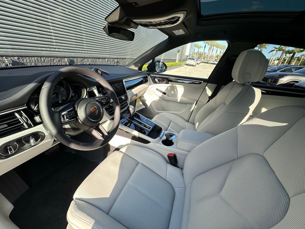 Thumbnail: 2026 Porsche Macan - 4