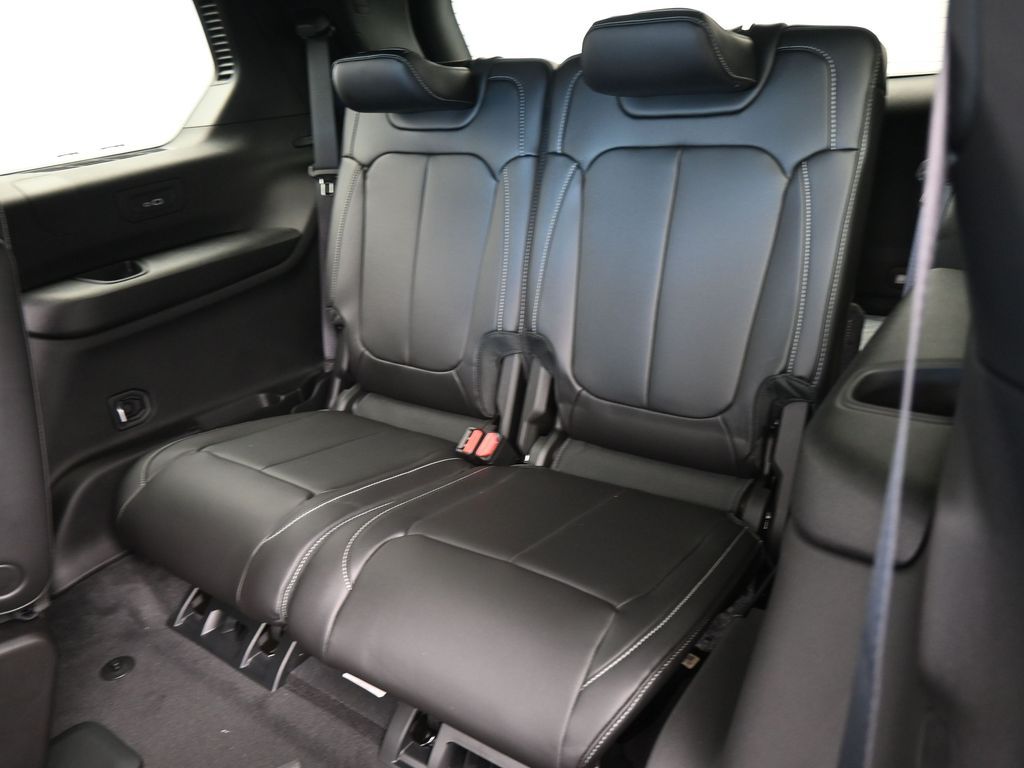 New 2026 Diamond Black Crystal Pearlcoat Jeep Limited image 29