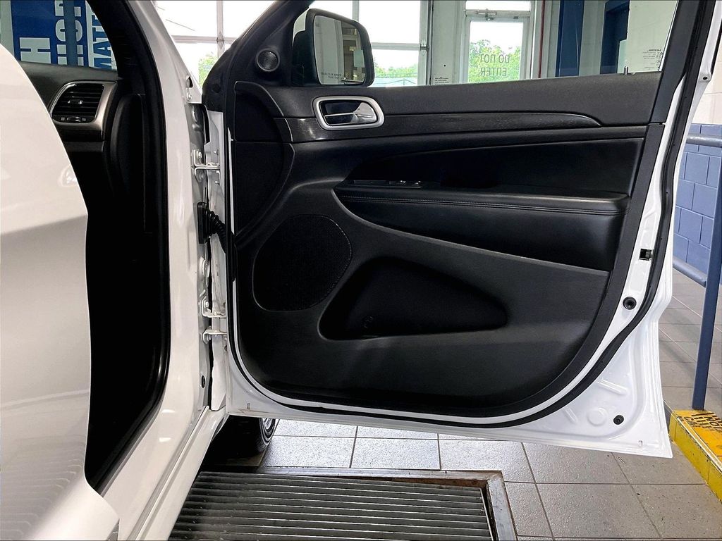 2018 Jeep Grand Cherokee — photo 12