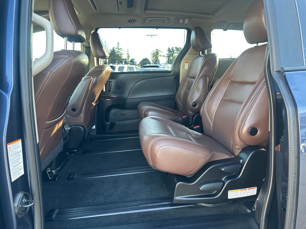 2018 Toyota Sienna SE Premium 9