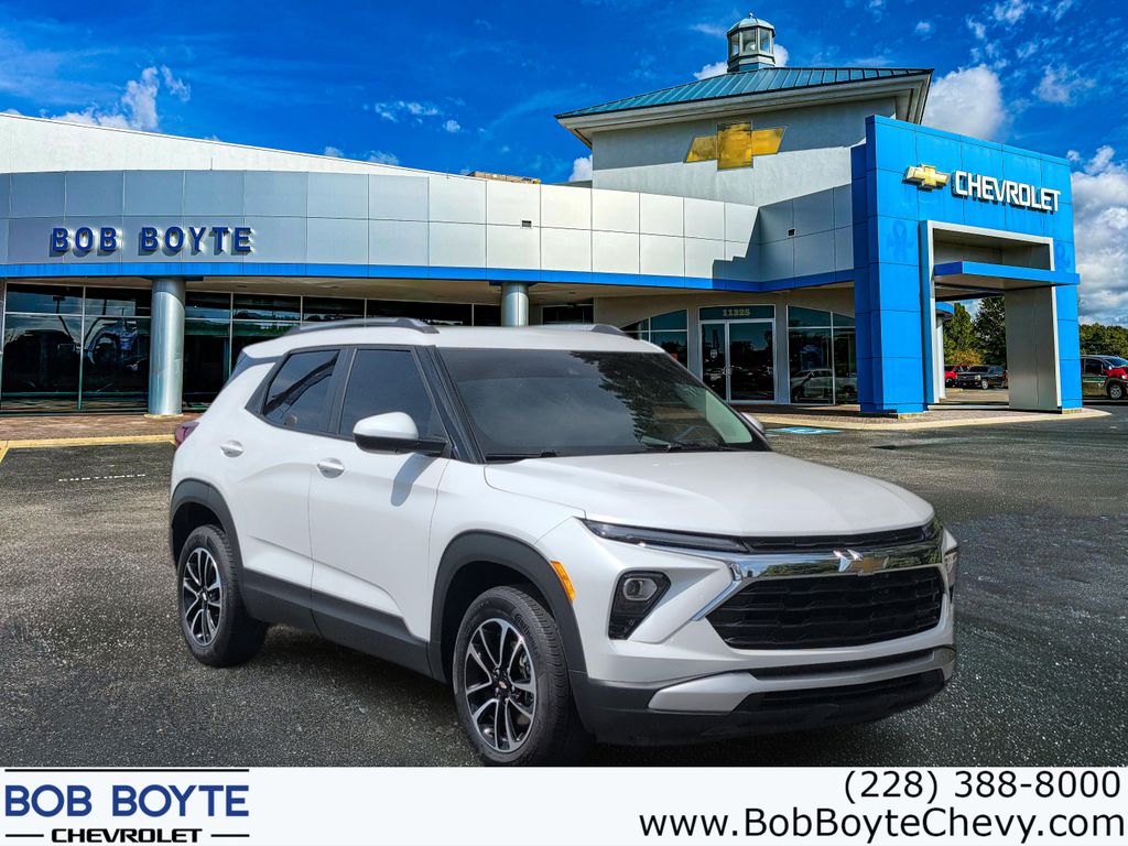 White (Iridescent Pearl Tricoat) 2024 Chevrolet Trailblazer SUV / Crossover Four-Wheel Drive 9-Speed Automatic