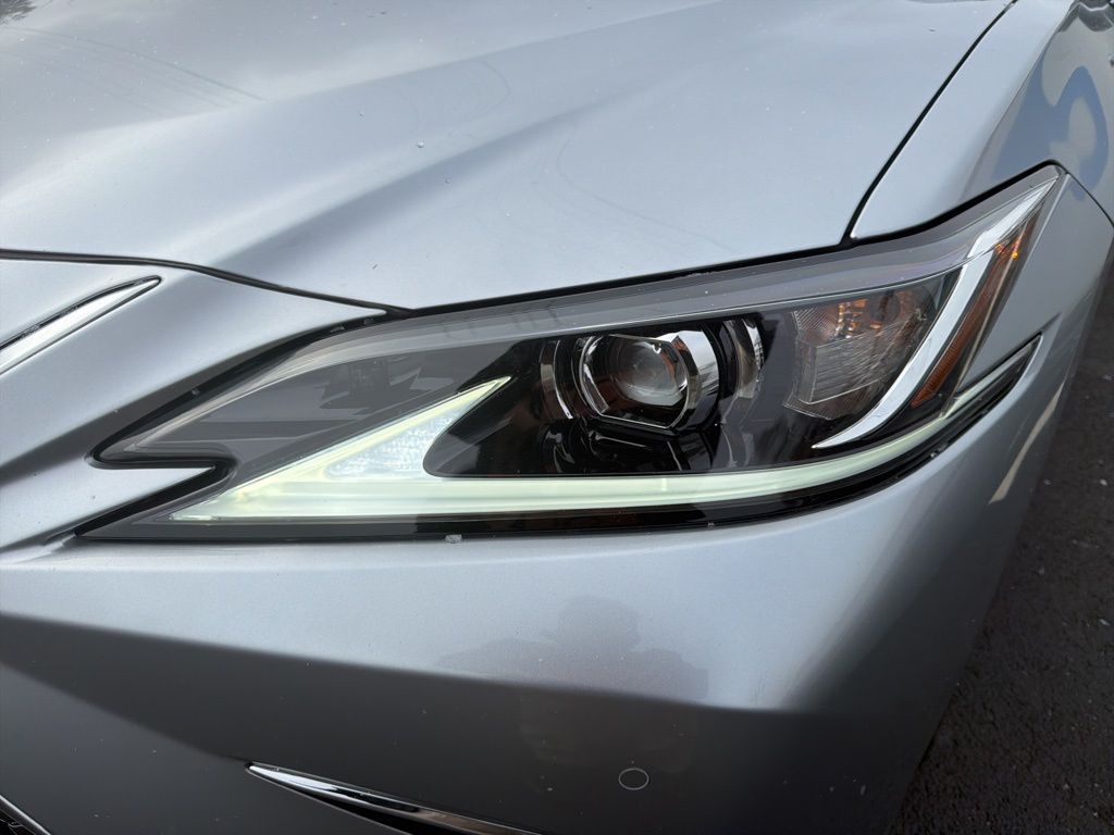 Thumbnail: 2022 Lexus ES - 9