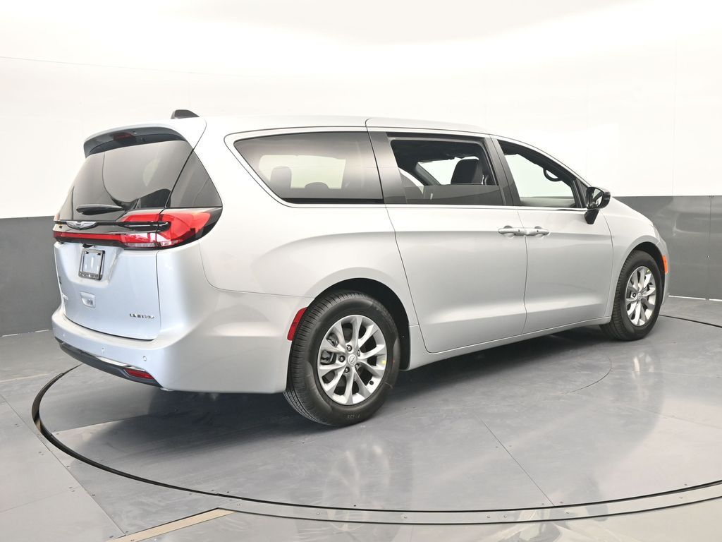 New 2026 Silver Mist Clearcoat Chrysler Limited image 6