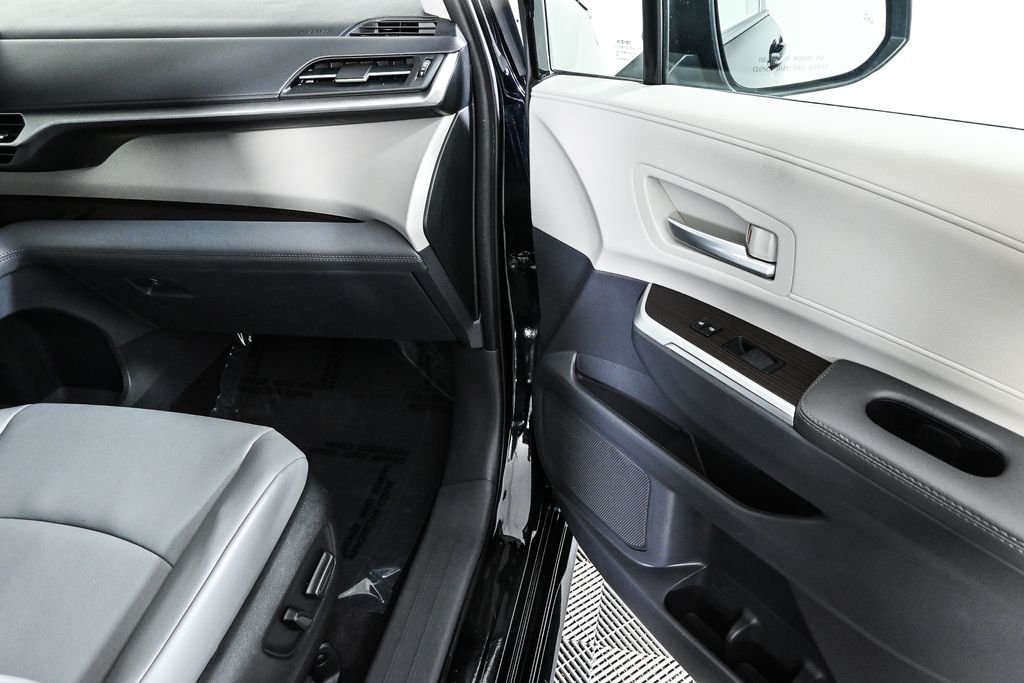 2023 Toyota Sienna XLE Hybrid 25