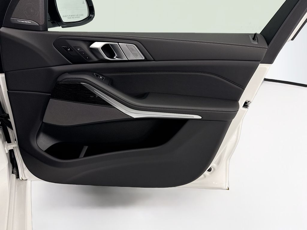 Thumbnail: 2027 BMW X7 - 24