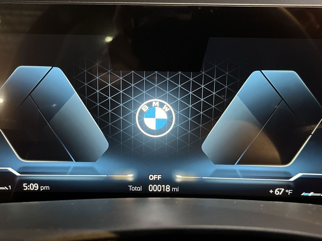 Thumbnail: 2026 BMW X7 - 15