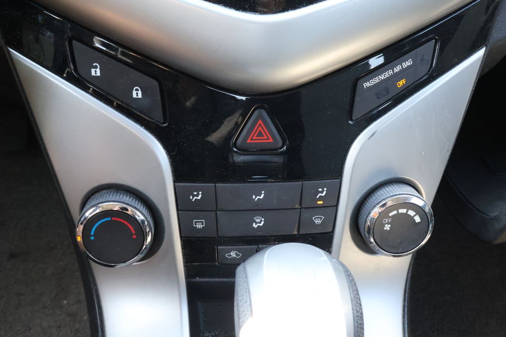 Thumbnail: 2011 Chevrolet Cruze - 22