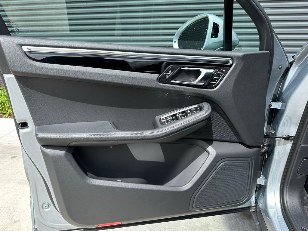 2025 Porsche Macan  14