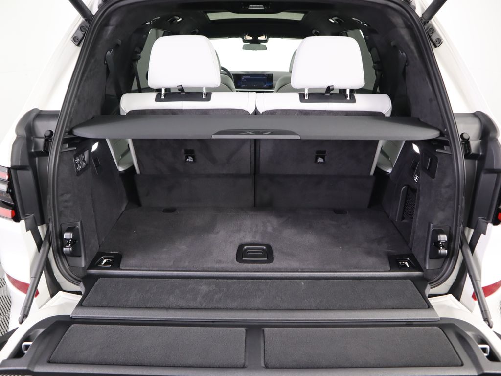 Thumbnail: 2026 BMW X7 - 29