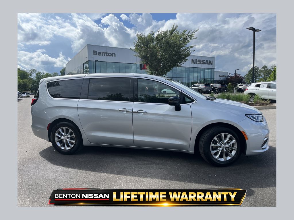 Silver Mist Clearcoat 2026 Chrysler Pacifica Minivan Front-Wheel Drive 9-Speed Automatic