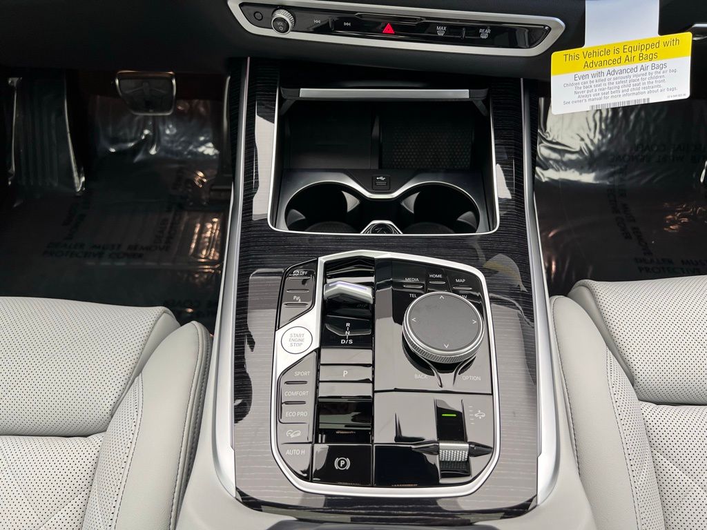 Thumbnail: 2026 BMW X7 - 13