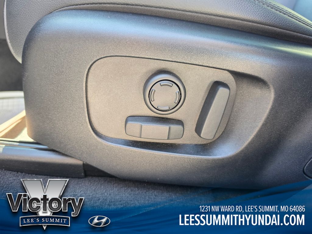 Used 2025  Land Rover Dynamic SE image 10