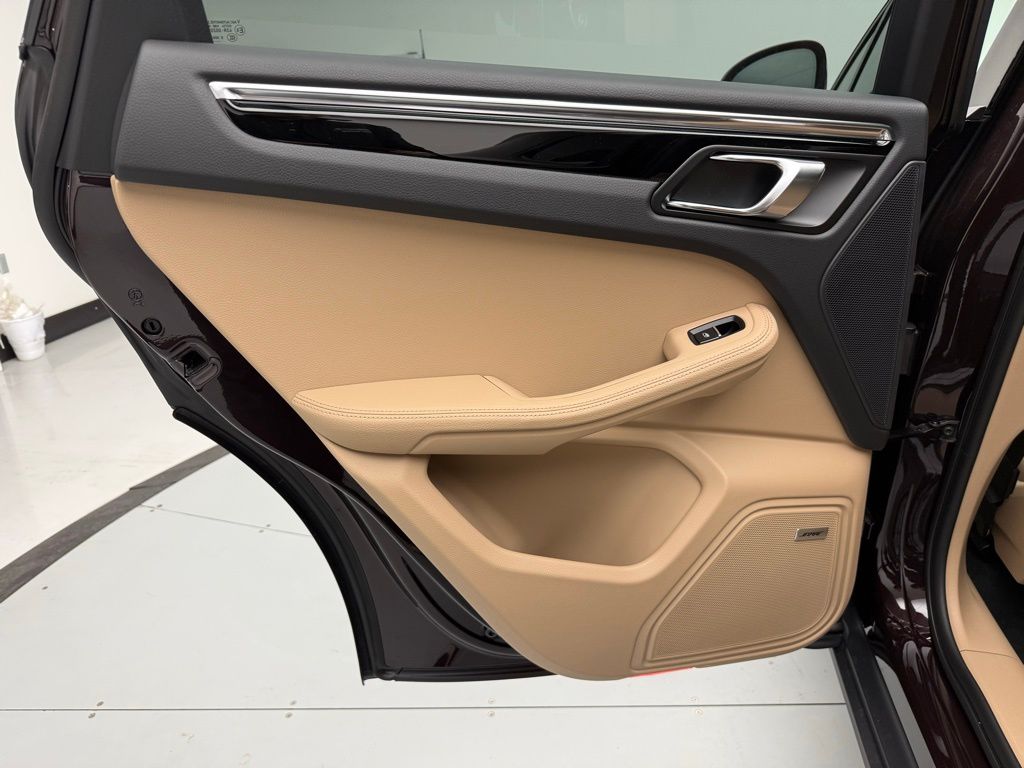 Thumbnail: 2026 Porsche Macan - 27