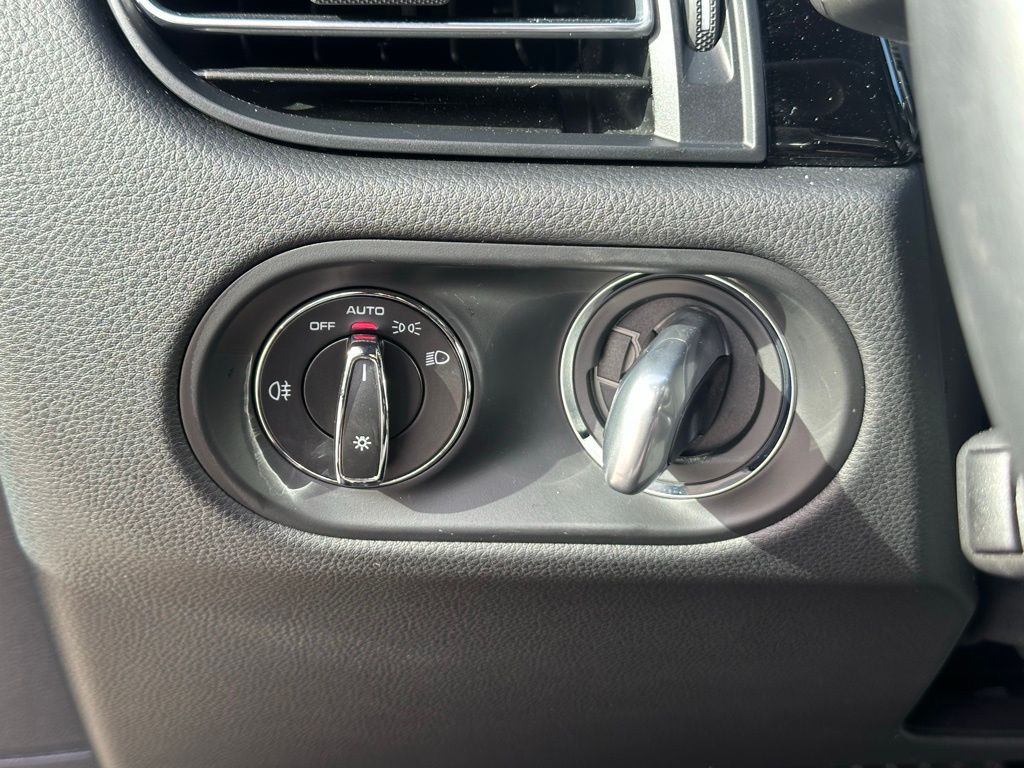 Thumbnail: 2023 Porsche Macan - 31