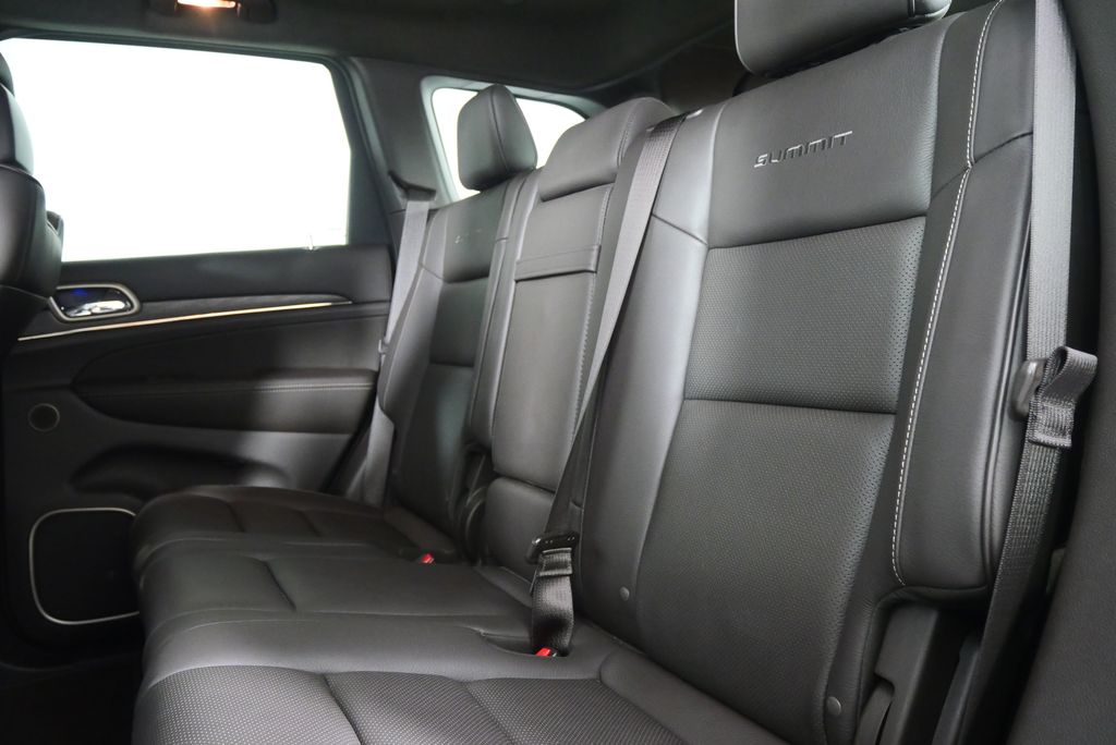 Thumbnail: 2015 Jeep Grand Cherokee - 16