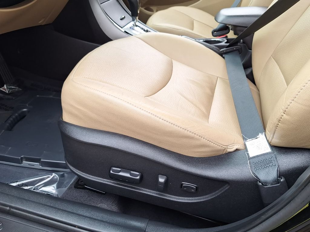 Thumbnail: 2013 Hyundai Elantra - 18