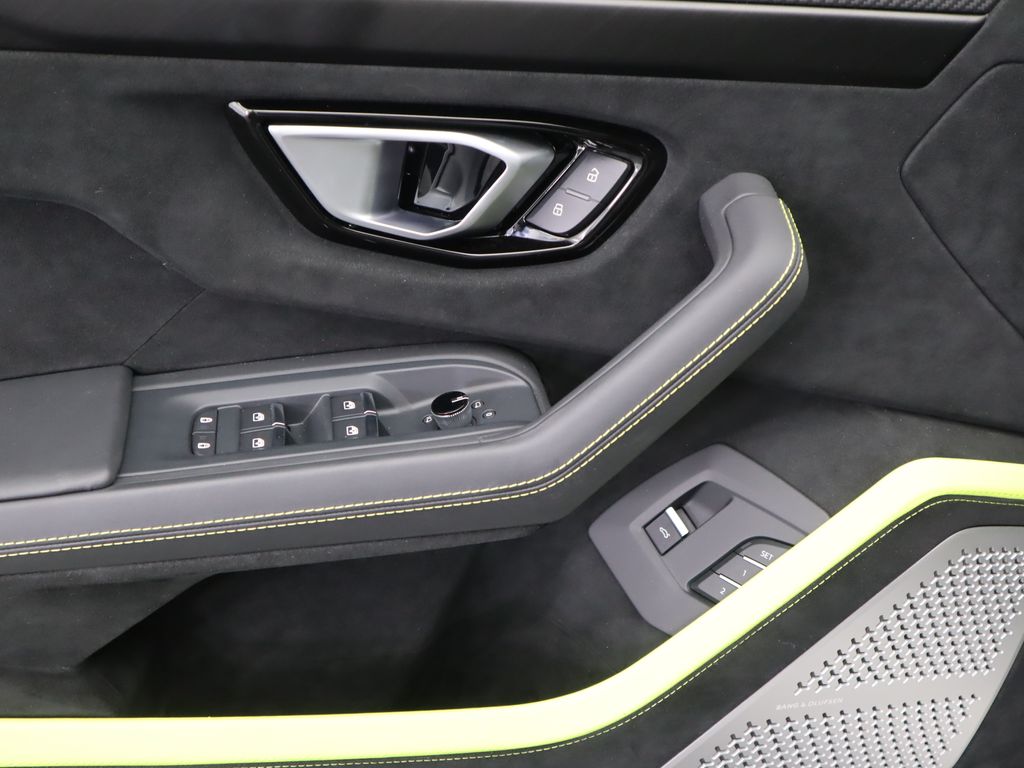 Thumbnail: 2023 Lamborghini Urus - 24