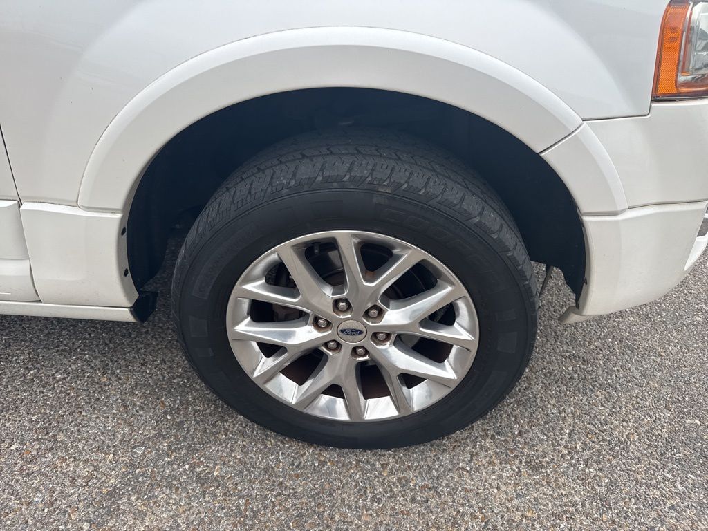 2017 White Platinum Metallic Tri-Coat Ford Expedition EL Limited RWD SUV