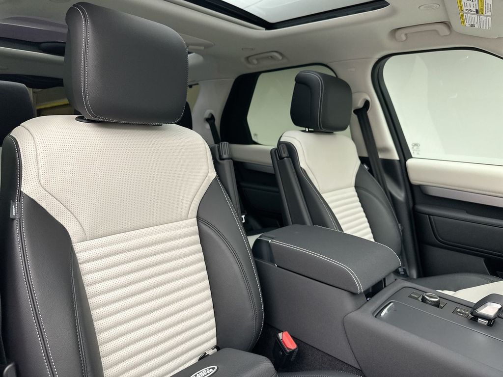Thumbnail: 2026 Land Rover Discovery - 6