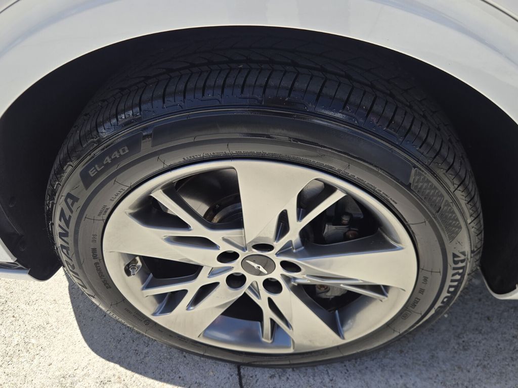 2022 Genesis Gv70 - $35,698