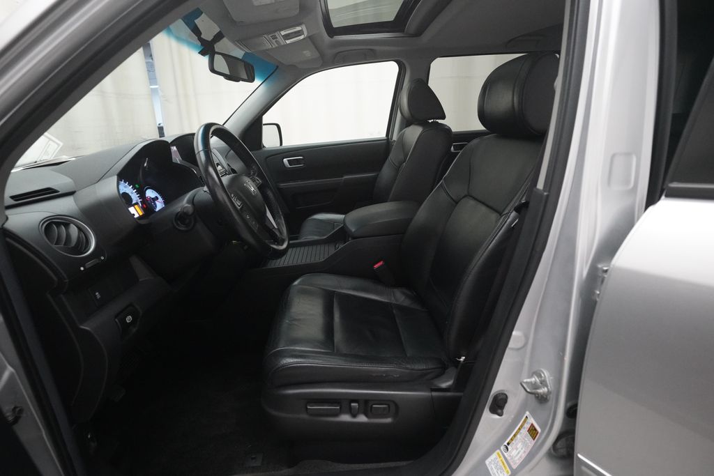 View vehicle photo 7