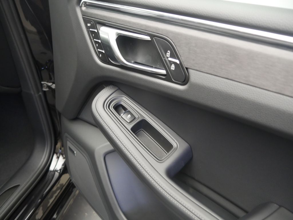 Thumbnail: 2026 Porsche Macan - 23