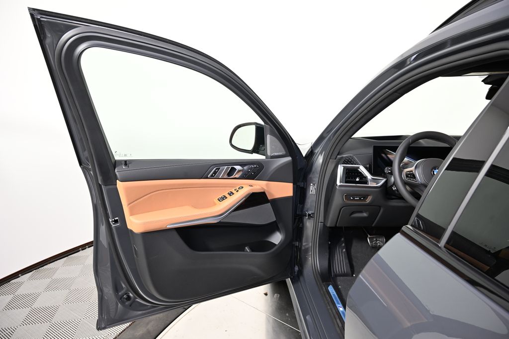 Thumbnail: 2026 BMW X7 - 21