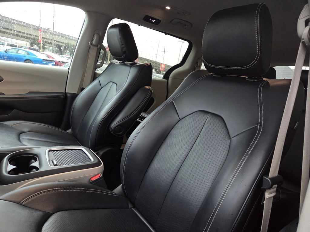 Used 2024 Chrysler Pacifica Van