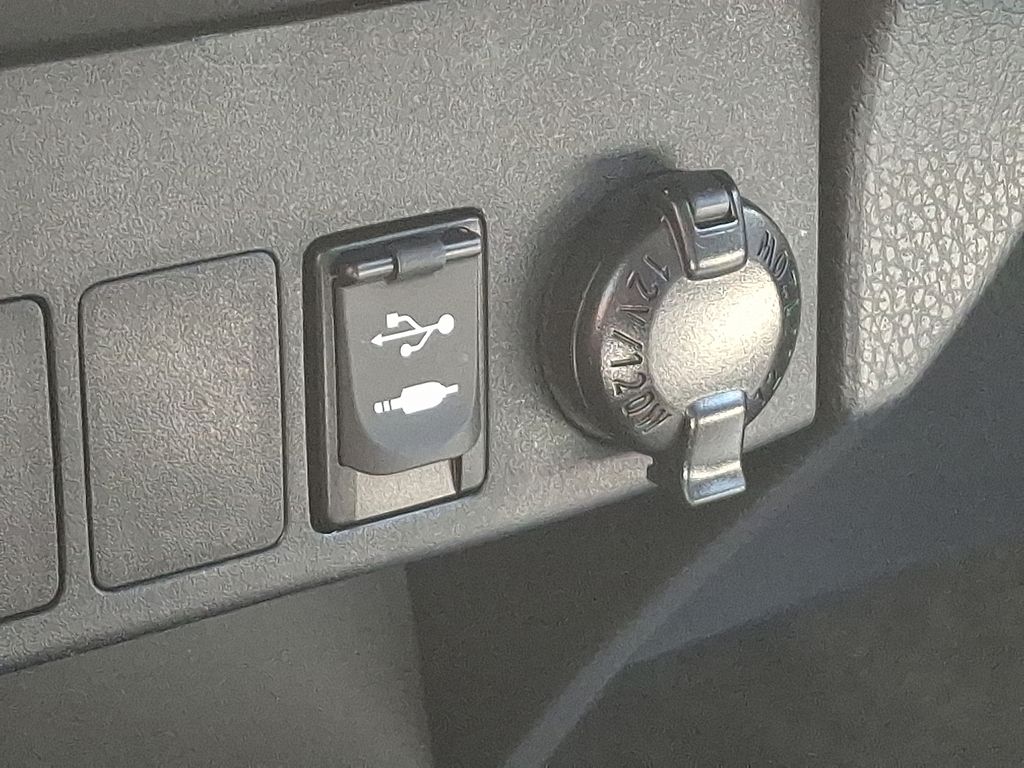 2016 Toyota RAV4 XLE 27