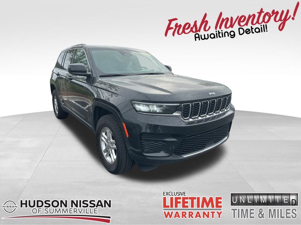 2023 Diamond Black Crystal Pearlcoat Jeep Grand Cherokee Laredo SUV