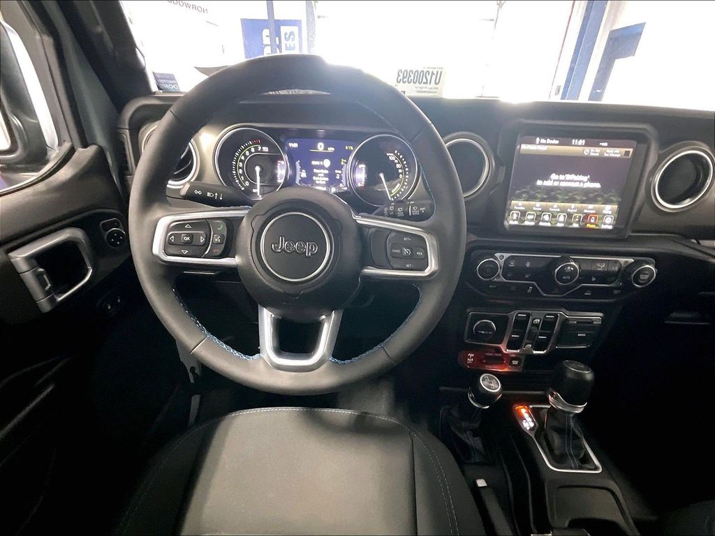 2023 Jeep Wrangler — photo 17