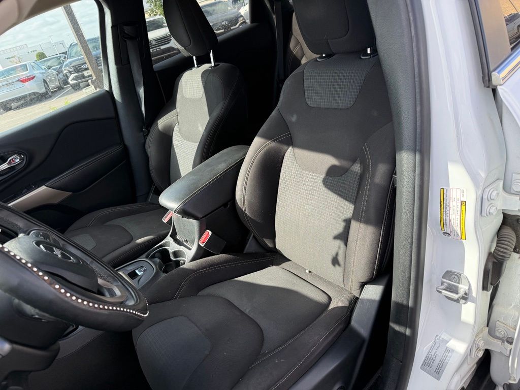 Thumbnail: 2017 Jeep Cherokee - 8