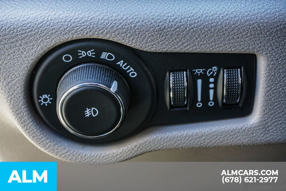 Used 2024 Silver Chrysler Touring L image 51
