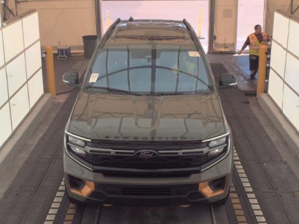 Used 2025 Green Ford Tremor image 3