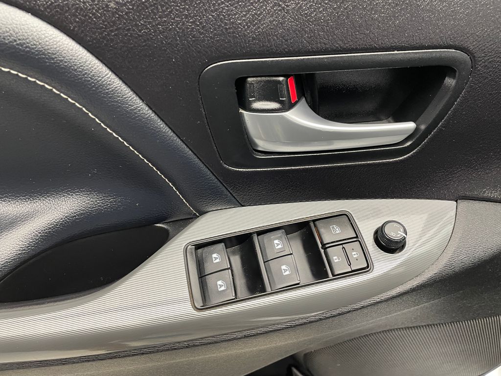 Thumbnail: 2017 Toyota Sienna - 10