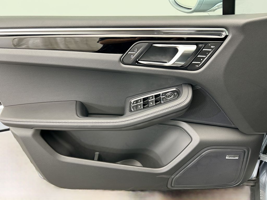 Thumbnail: 2026 Porsche Macan - 25