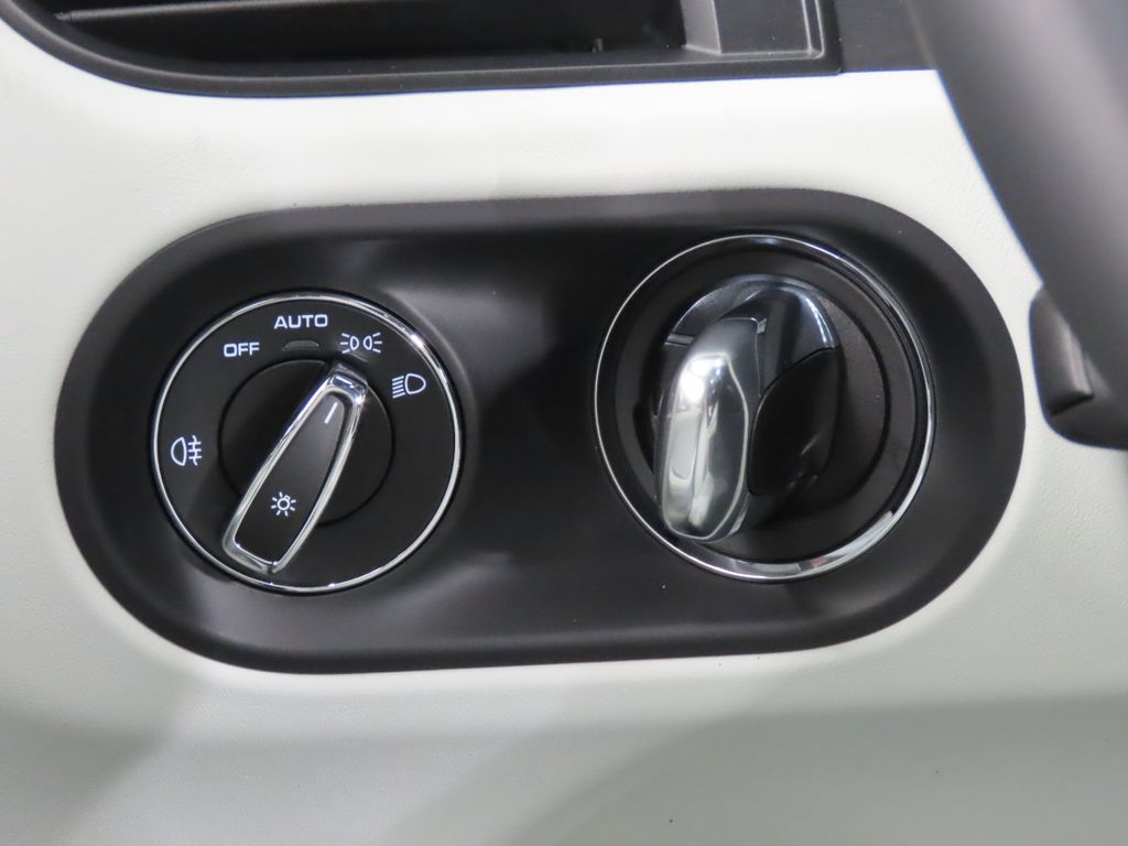 Thumbnail: 2026 Porsche Macan - 24