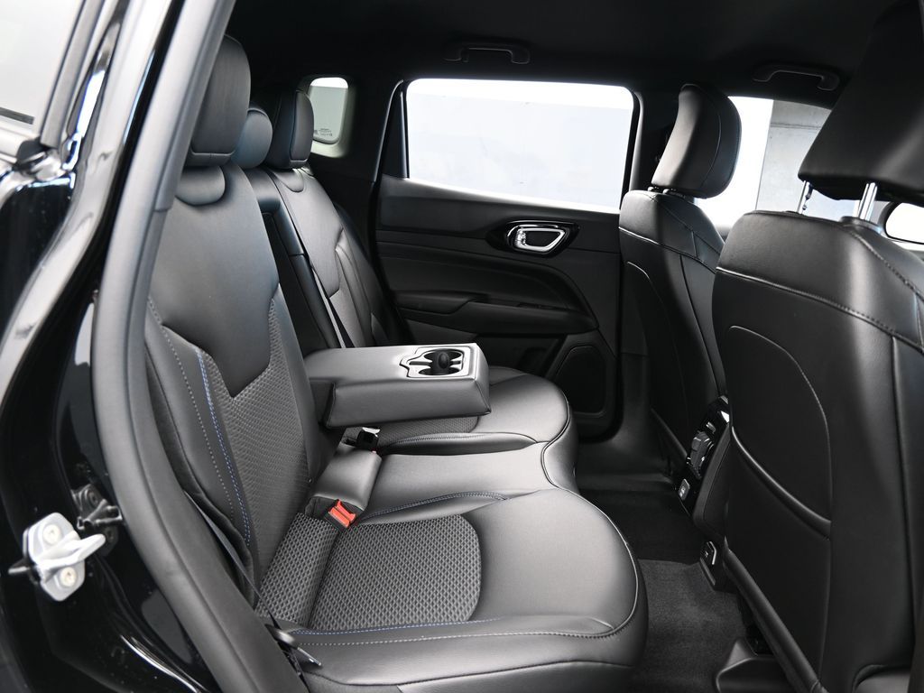 New 2026 Diamond Black Crystal Pearlcoat Jeep Latitude image 38