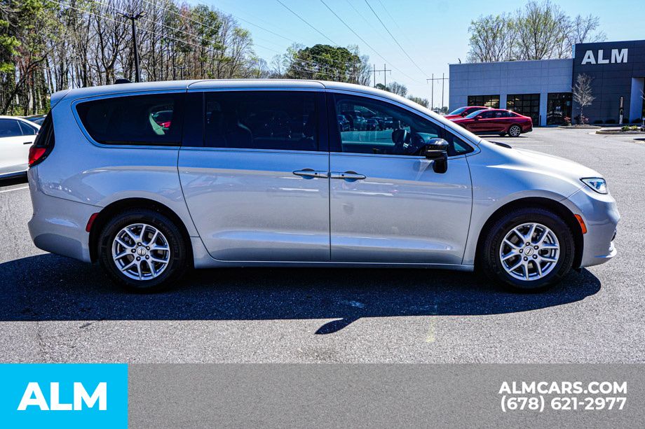 Used 2024 Silver Chrysler Touring L image 9