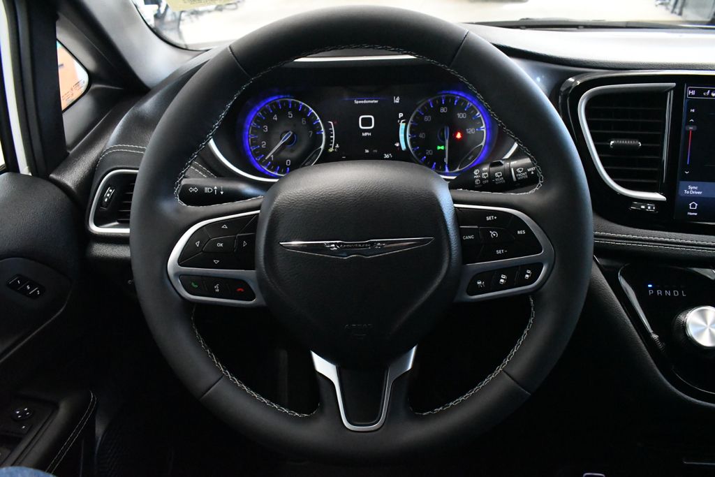 Used 2026 White Chrysler Select image 31