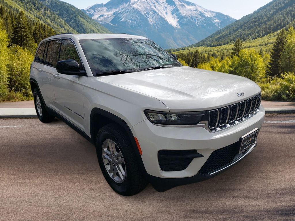 Bright White Clearcoat 2023 Jeep Grand Cherokee Laredo 4WD SUV / Crossover Four-Wheel Drive 8-Speed Automatic