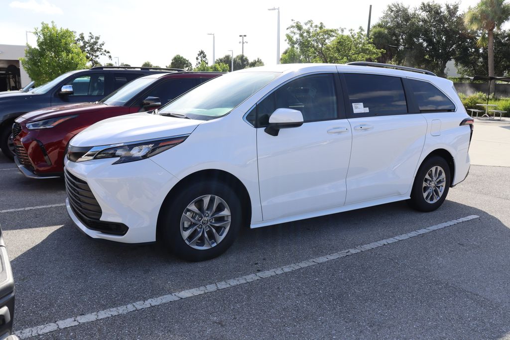 2024 Toyota Sienna LE -
                West Palm Beach, FL