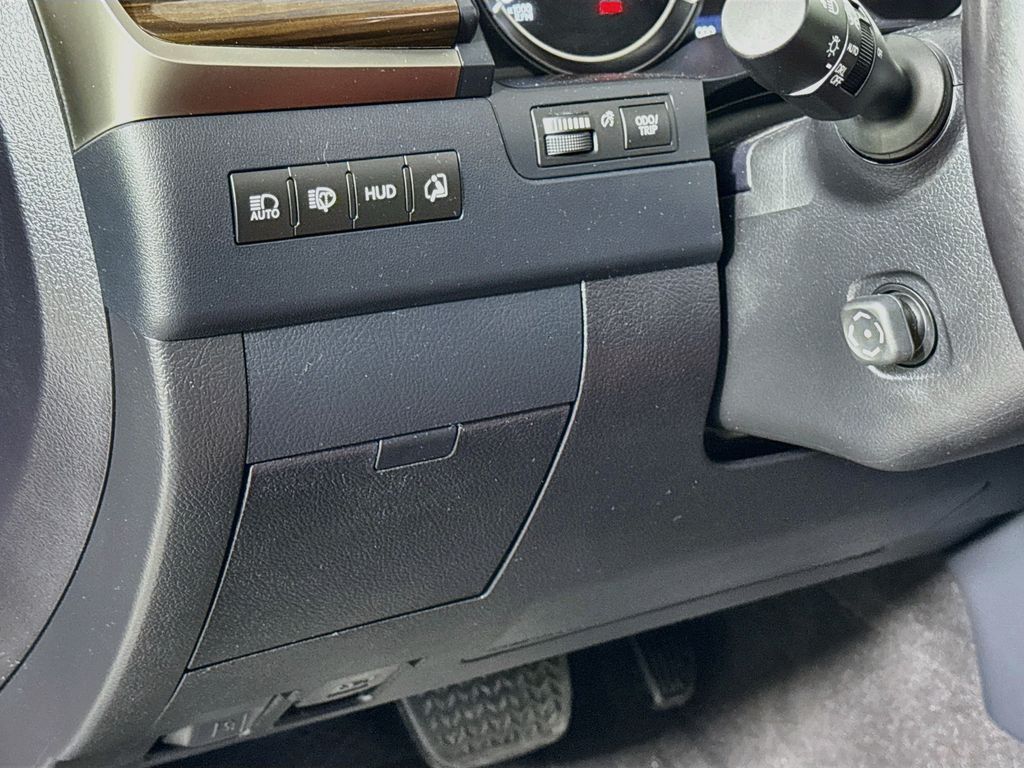Thumbnail: 2021 Lexus LX - 10